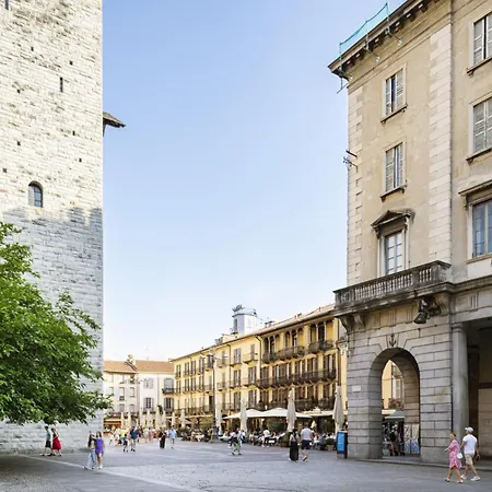 Easylife - In Piazza Del Duomo 3*